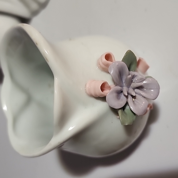 ASSORTMENT OF WHITE CERAMICS. - Picture 7 of 13